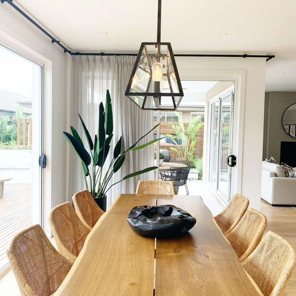 colores para interiores de casas pequeñas, comedor de madera con paredes blancas