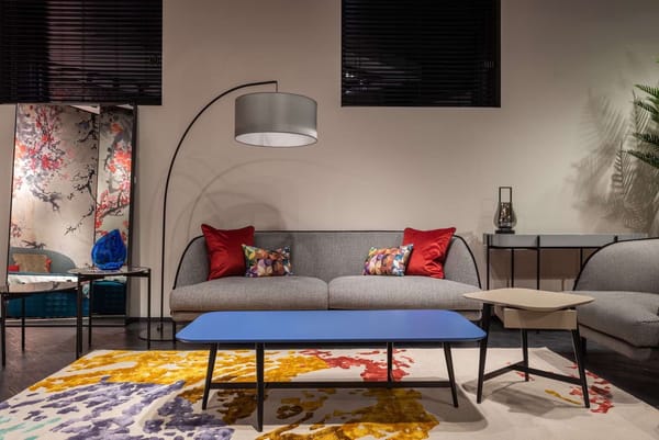 sala de estar con colores de tendencia: mesa azul y cojines rojos