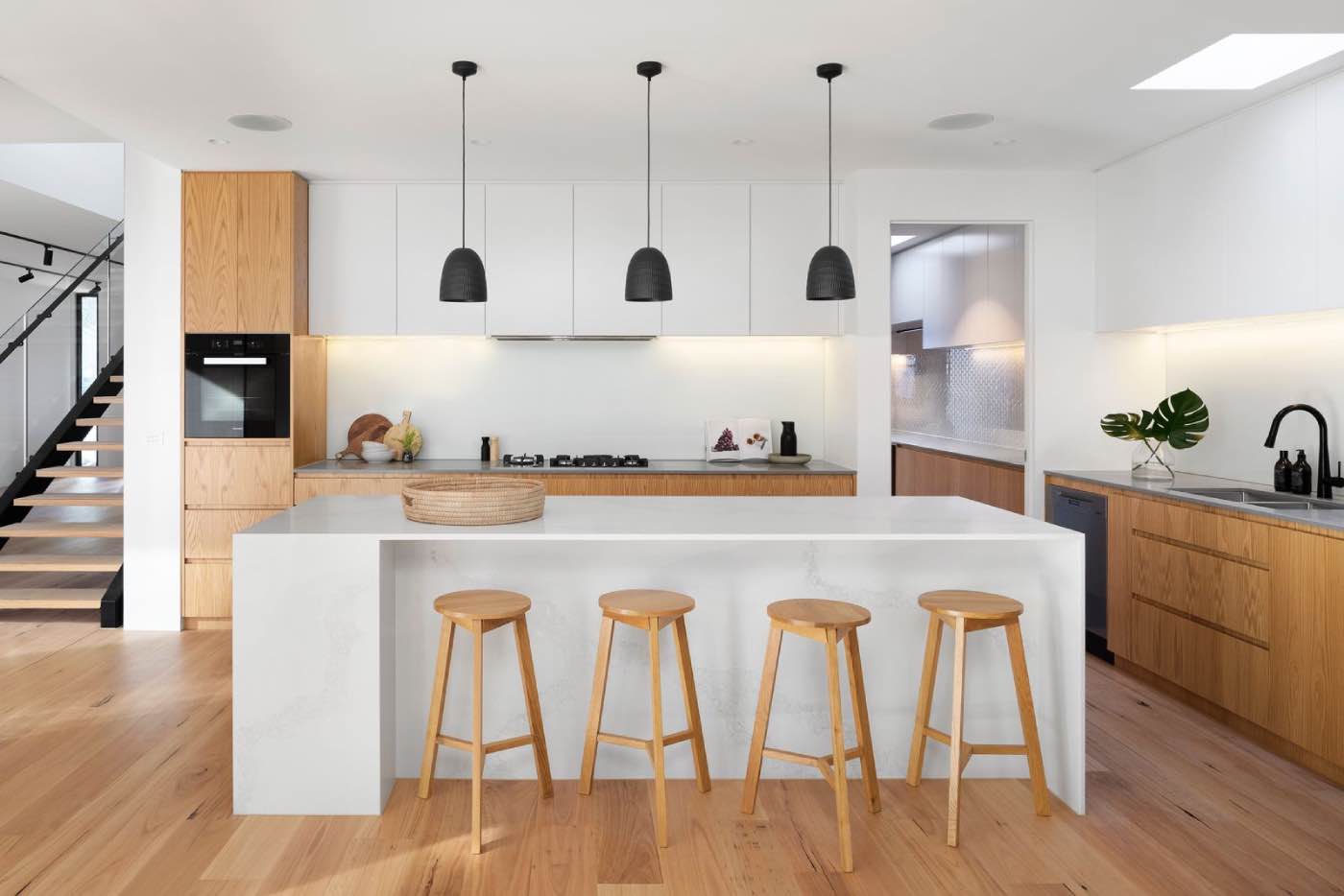 tendencias de diseño de interiores, cocina blanca con madera