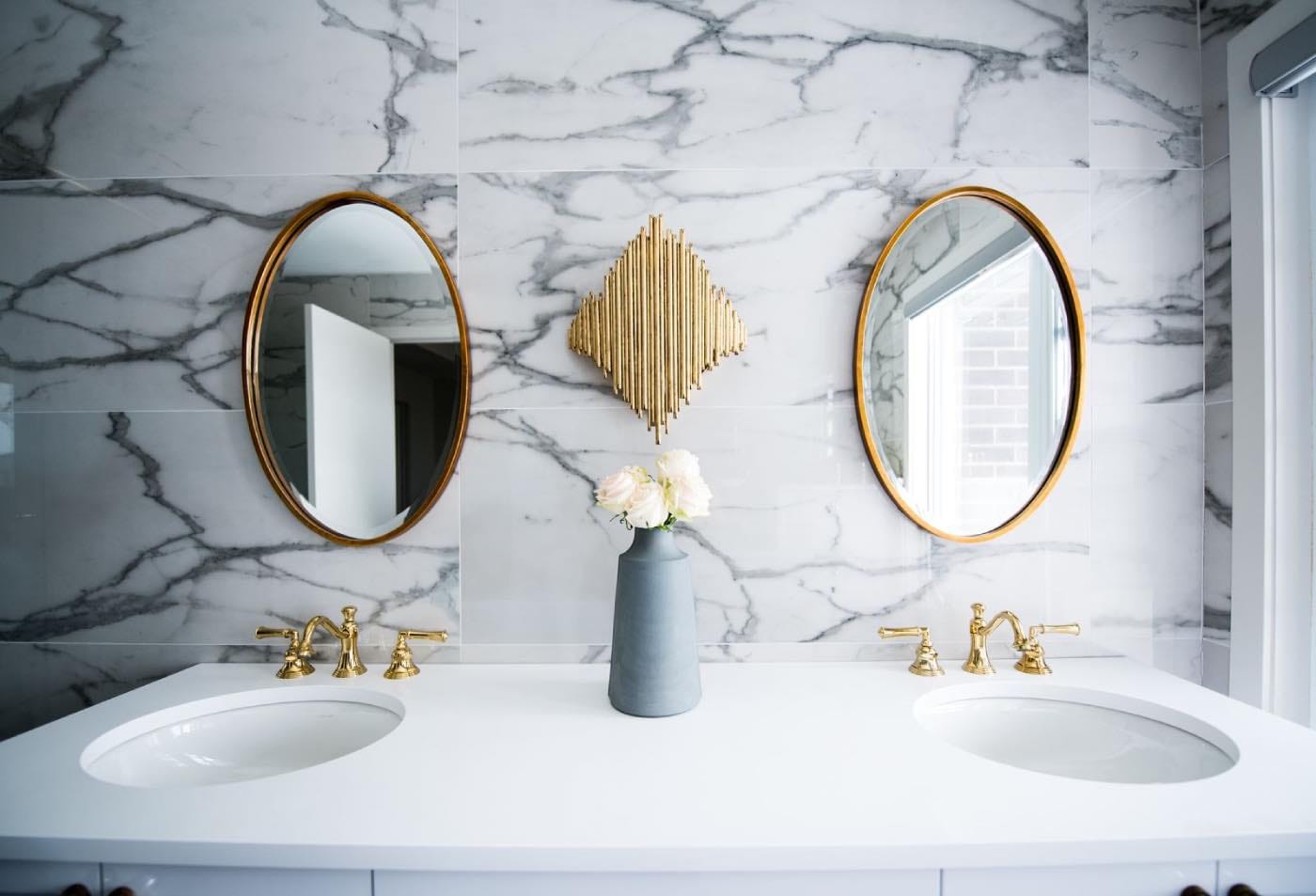 6 tendencias de decoración para 2025. lujo estilo art deco, baño mármol