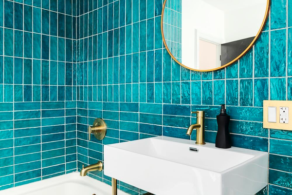 bagno con piastrelle blu brillante